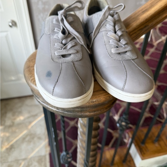 VIONIC men’s leather grey sneaker US size 11 good condition Mark top right - Picture 8 of 9